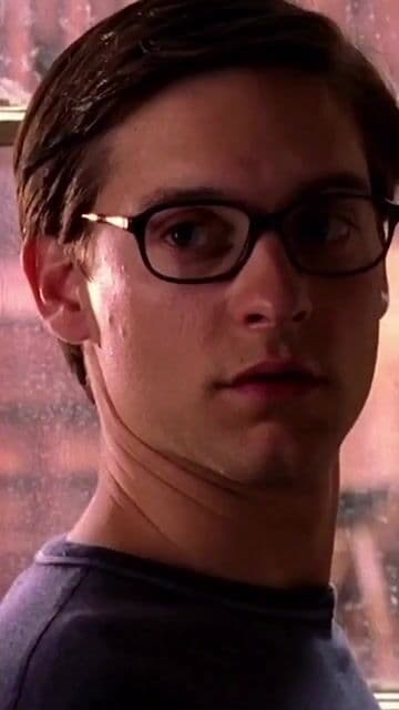Tobey Maguire regresa como Spider-Man en la secuela que elevó el género de superhéroes. Alfred Molina como el Doctor Octopus es un villano memorable en una película que equilibra acción y emoción