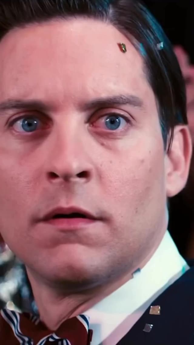 La famosa presentación de Gatsby en 'The Great Gatsby' (2013) fue meticulosamente preparada por Leonardo DiCaprio y Baz Luhrmann, para lograr la expresión compleja que define al personaje en la película.