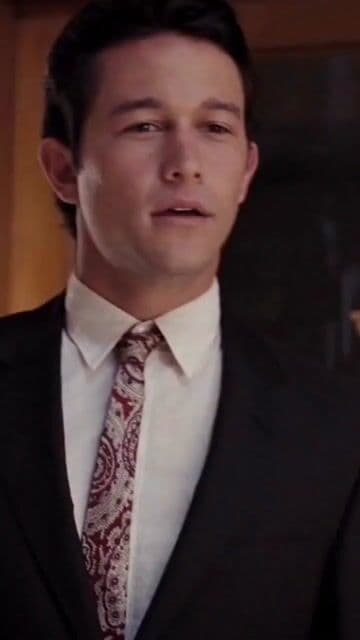 Joseph Gordon-Levitt y Zooey Deschanel en una historia de amor contada de forma no lineal. Una reflexión agridulce sobre las expectativas románticas y la realidad