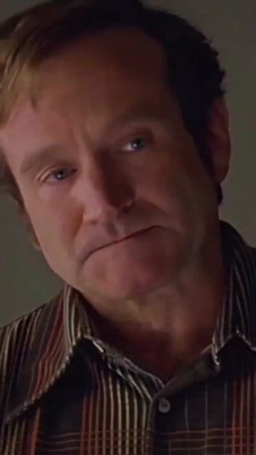 Robin Williams como un médico que usa el humor para curar. Basada en la historia real de Hunter Adams, una película conmovedora sobre la importancia de la risa y la humanidad en la medicina