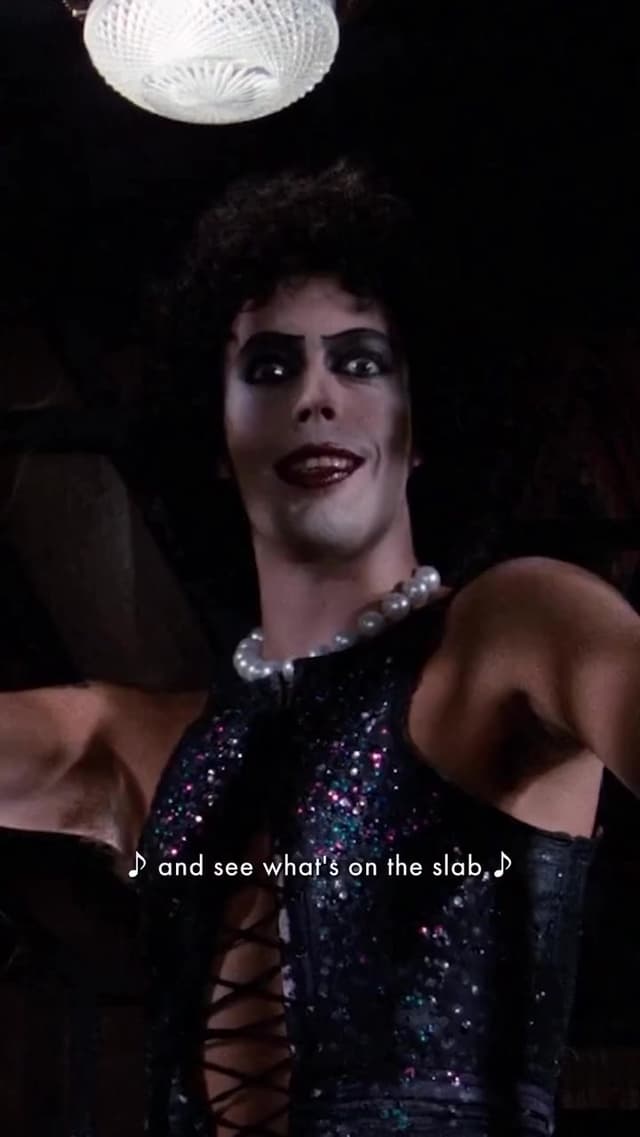 Tim Curry cambió el acento de Frank-N-Furter en 'The Rocky Horror Picture Show' tras escuchar una voz aristocrática en un autobús, inspirando la personalidad única del personaje en la película de culto de 1975.