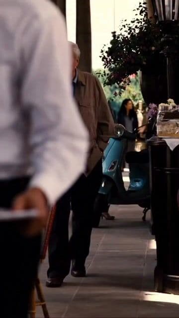 La escena final del café fue construida como pago emocional a la historia previa de Alfred sobre ver a Bruce vivo y en paz. Nolan cierra la trilogía con resolución emocional.
