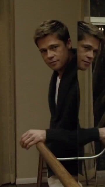 Brad Pitt pasó horas en maquillaje y captura de movimiento para crear el envejecimiento inverso más creíble del cine. Un trabajo técnico excepcional que marcó un antes y después en los efectos visuales.