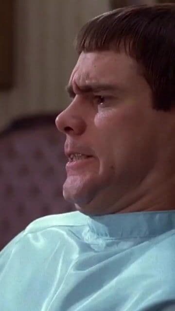 Jim Carrey y Jeff Daniels como los dos amigos más tontos e hilarantes del cine. Un viaje en carretera absurdo que se ha convertido en un clásico indiscutible del humor