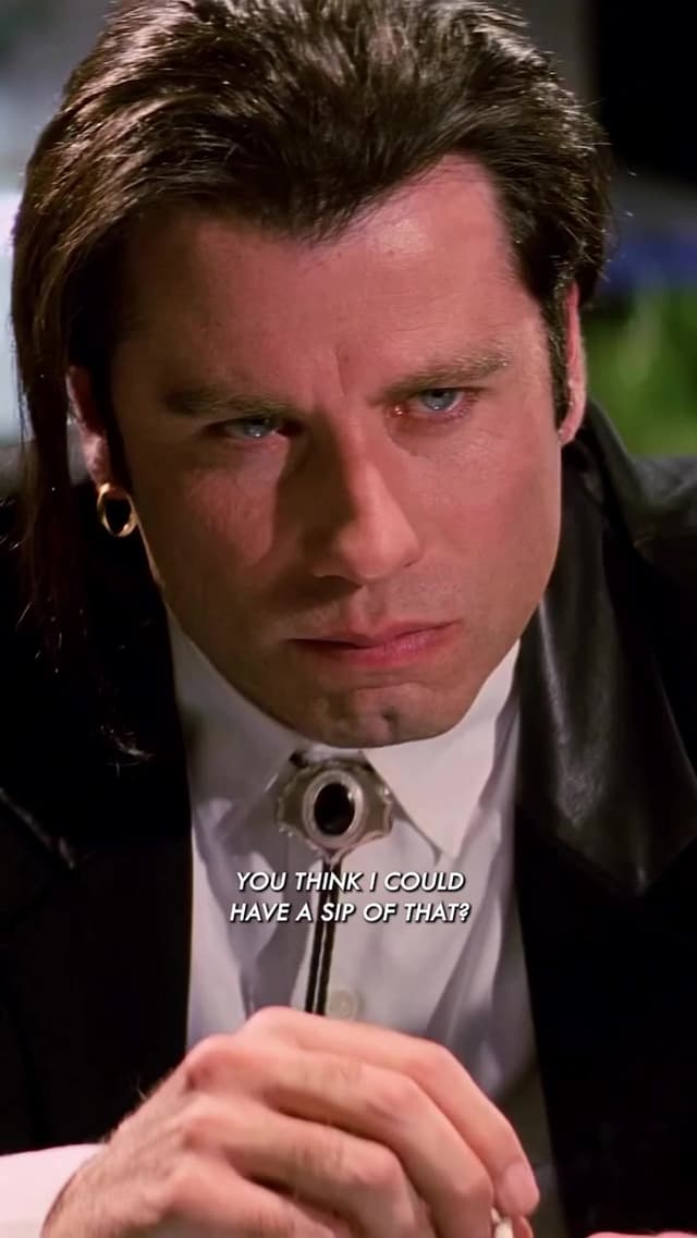 Para lograr el icónico andar de Vincent Vega en 'Pulp Fiction', John Travolta recurrió a un método poco convencional: sesiones de tequila y baño caliente que simularon el efecto narcótico del personaje, aportando realismo a esta pelícu