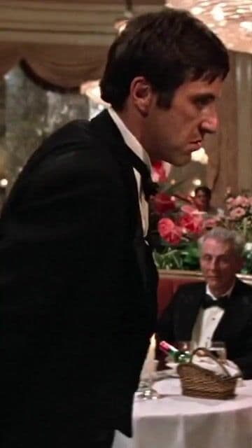 Al Pacino transformó el acento y la energía de Tony Montana en 'Scarface' (1983), logrando un personaje icónico. El director Brian De Palma contribuyó a que fuera referencia en Scarface reparto y cine de crimen.