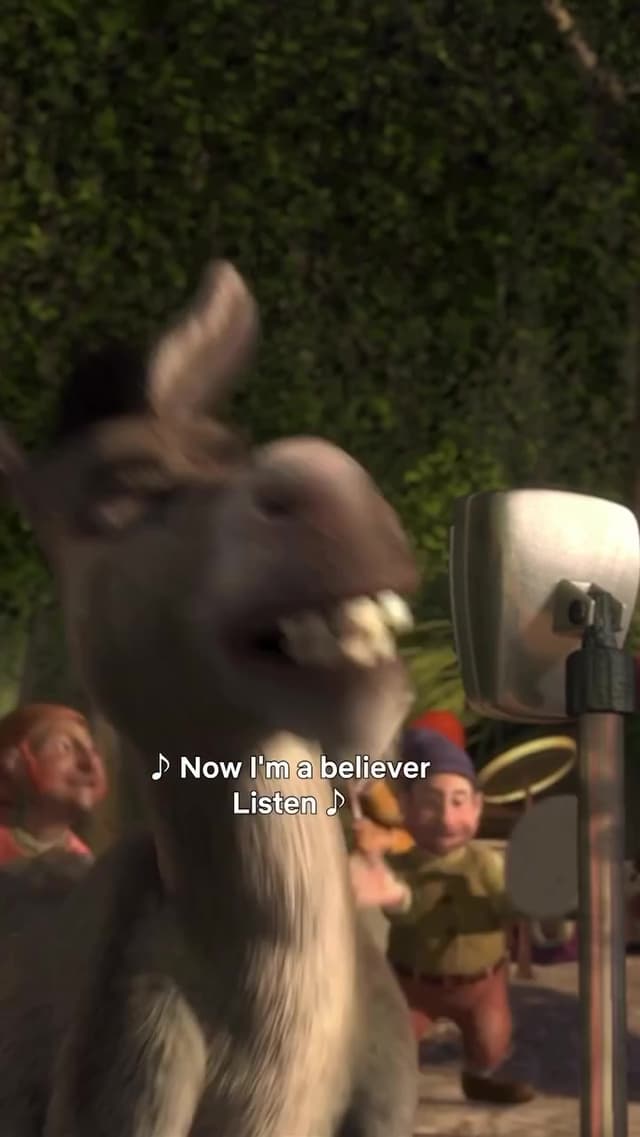 La fiesta karaoke de ‘Shrek’ en 2001 impulsó la tendencia del final de baile en películas animadas. Mark Moseley imitó la voz de Eddie Murphy como Burro para la secuencia, y varios personajes volvieron inesperadamente a escena.