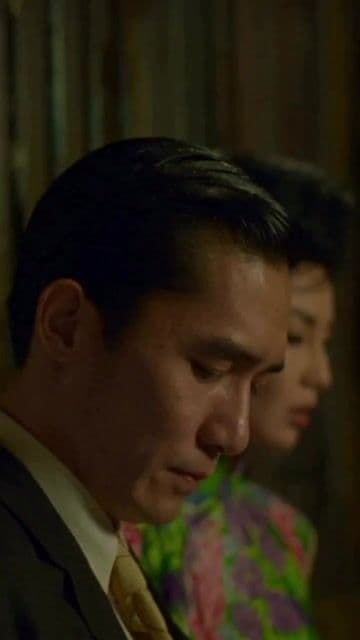 Wong Kar-wai filma el deseo contenido entre dos vecinos en el Hong Kong de los años 60. Cada plano es una obra de arte visual que captura el amor imposible con una belleza hipnótica