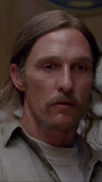 Matthew McConaughey y Woody Harrelson como dos detectives obsesionados con un caso de asesinatos rituales en Louisiana. Serie oscura, filosófica y absolutamente hipnótica