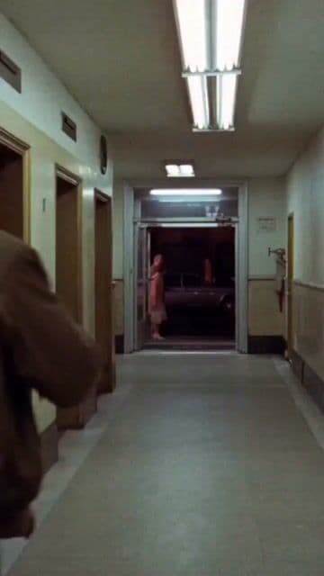 Robert De Niro en la obra maestra de Scorsese como un veterano de Vietnam convertido en taxista nocturno en Nueva York. Un descenso perturbador a la soledad y la violencia urbana