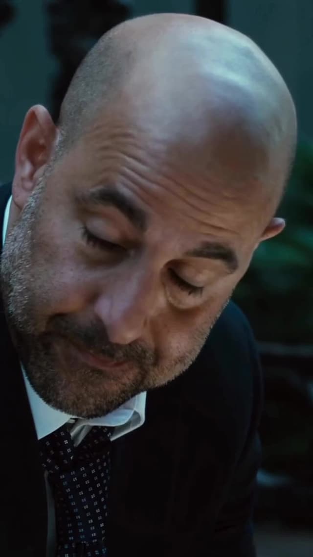 El monólogo de Stanley Tucci en 'Margin Call' refleja el contraste entre el impacto real de la ingeniería y la abstracción de Wall Street, inspirado por la experiencia familiar de J.C. Chandor en el sector financiero.