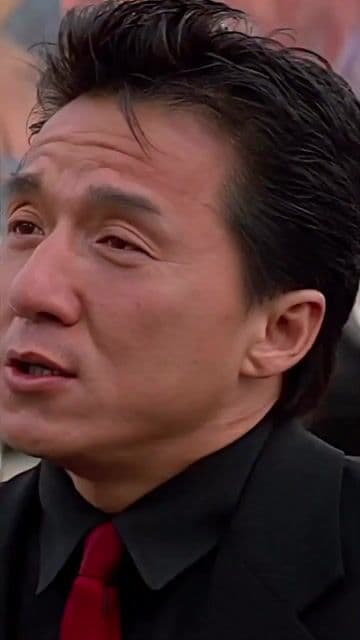 Jackie Chan y Chris Tucker en la comedia de acción que los convirtió en el dúo más divertido de Hollywood. Artes marciales, humor y una química irresistible entre ambos