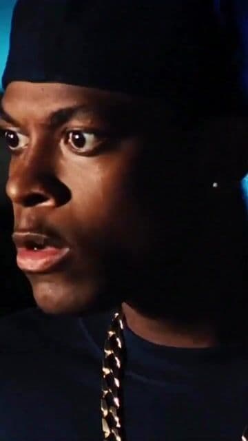 Ice Cube y Chris Tucker en una comedia de culto sobre dos amigos en Los Ángeles que deben conseguir dinero antes de la medianoche. Humor callejero, fresco y eternamente divertido