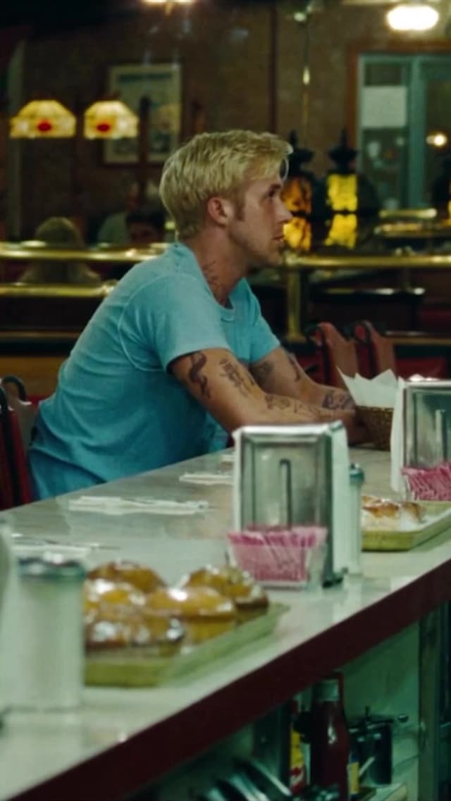 Ryan Gosling llevó el realismo al extremo en 'The Place Beyond the Pines' (2012) al filmar con un tatuaje facial que no quería quitarse, reflejando el conflicto real que vivía su personaje en esa escena crucial.