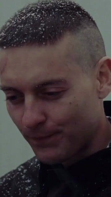 Tobey Maguire y Jake Gyllenhaal como dos hermanos cuyas vidas se desmoronan cuando uno regresa de Afganistán. Drama familiar intenso sobre trauma, celos y la fragilidad de los vínculos