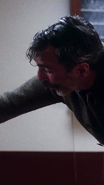 Daniel Day-Lewis en una actuación monumental como un magnate del petróleo consumido por la ambición. Paul Thomas Anderson crea un retrato implacable de la codicia americana