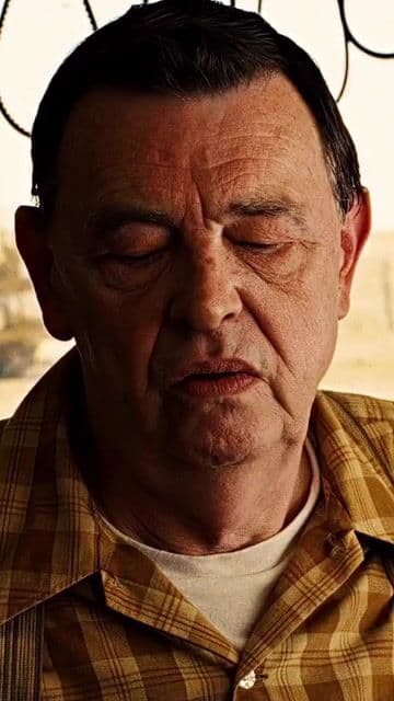 Los hermanos Coen crean un thriller implacable en el oeste de Texas. Javier Bardem como Anton Chigurh es uno de los villanos más aterradores del cine moderno
