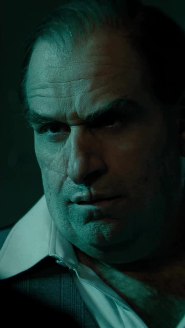 En la serie 'The Penguin', Colin Farrell interpreta a un villano con inspiración en 'Scarface' (1983). El enfoque es un ascenso brutal y psicológico, diferente de las versiones clásicas del personaje en cómics o películas de Batman.