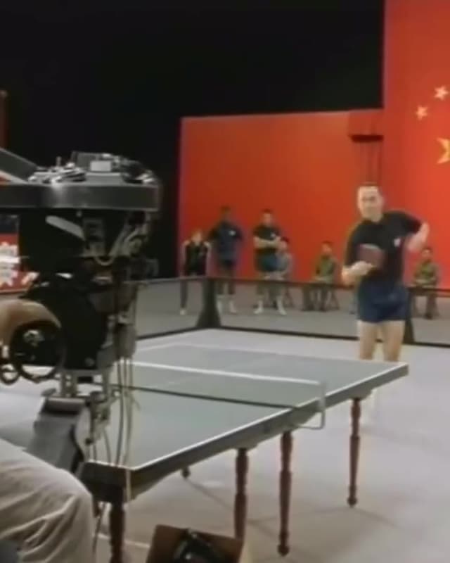 En la película 'Forrest Gump', las memorables partidas de ping-pong fueron filmadas sin pelota real; fue creada por CGI y sincronizada con un metrónomo, mostrando el ingenio tras una de las escenas más recordadas del cine.