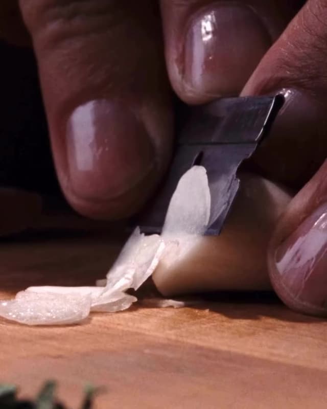 La escena de cortar ajo en 'Goodfellas' fue inspirada en la novela real. Scorsese dedicó atención al detalle culinario para dar autenticidad a la vida mafiosa de los protagonistas.