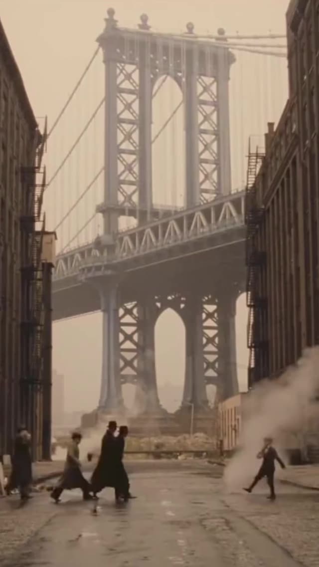 La mítica escena de la puerta iluminada en 'Érase una vez en América' (1984) es uno de los planos más celebrados del cine. Sergio Leone se inspiró en la memoria y el paso del tiempo para crear este momento inolvidable.