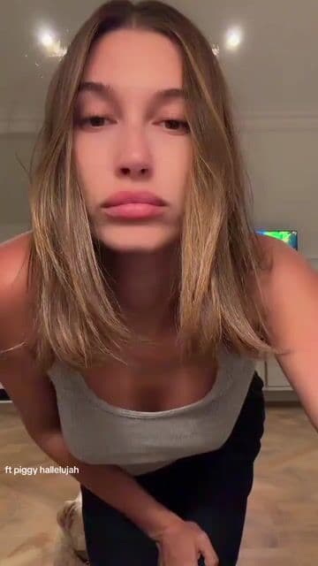 👖 Hailey Bieber confirma que el baggy sigue mandando