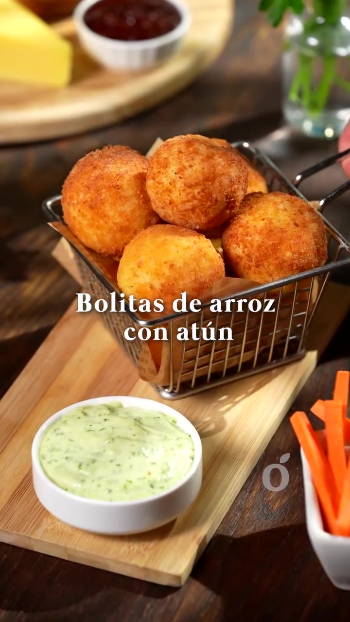 Bolitas de arroz con atún fáciles de hacer; suaves y cremosas por dentro, y