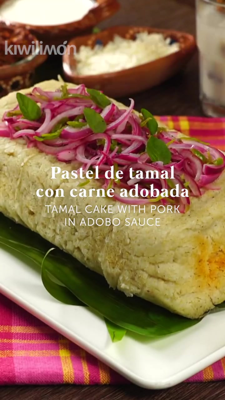 Si te gustan los tamales, este pastel de tamal con carne adobada se va a