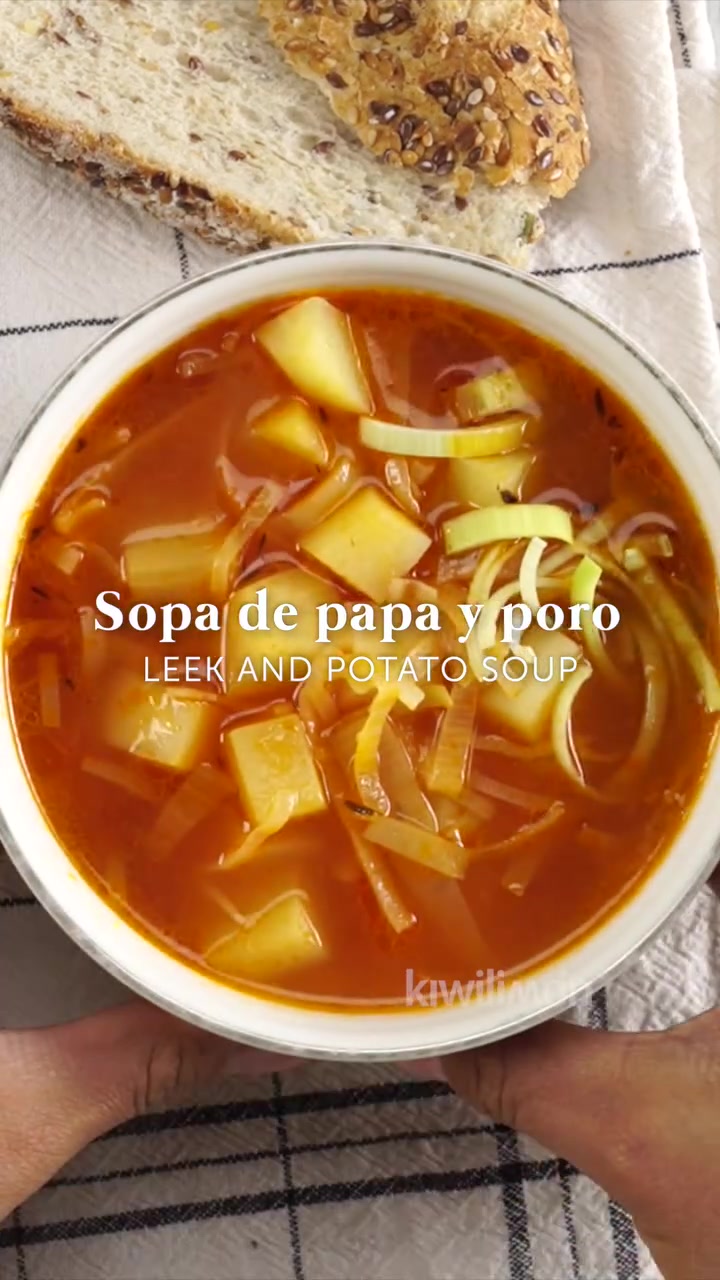 Complementa tu comida con una sopita de papa y poro