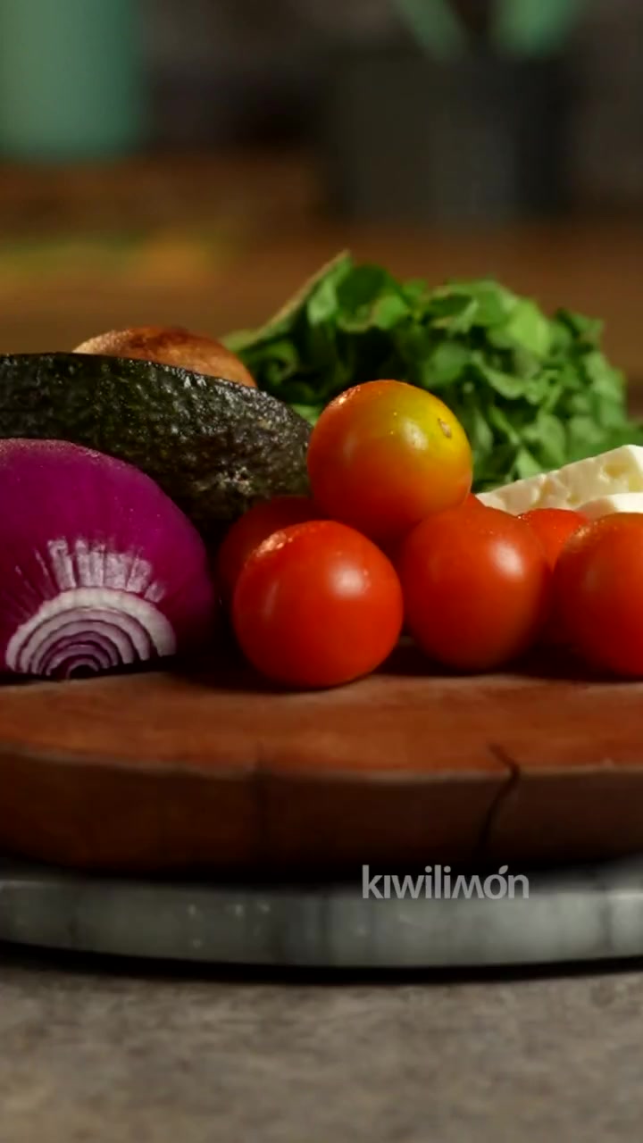 Ensalada de berros con queso panela y aguacate