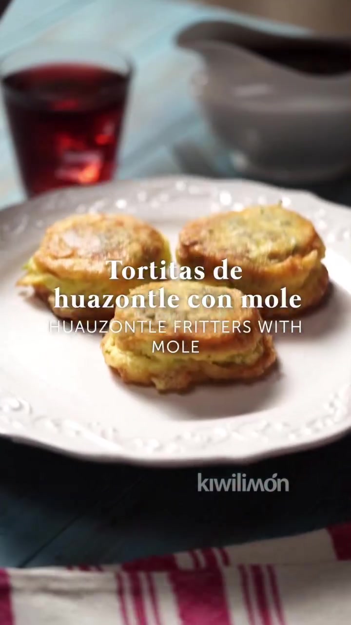 Prueba unas tortitas de huauzontle con mole, una combinación irresistible de