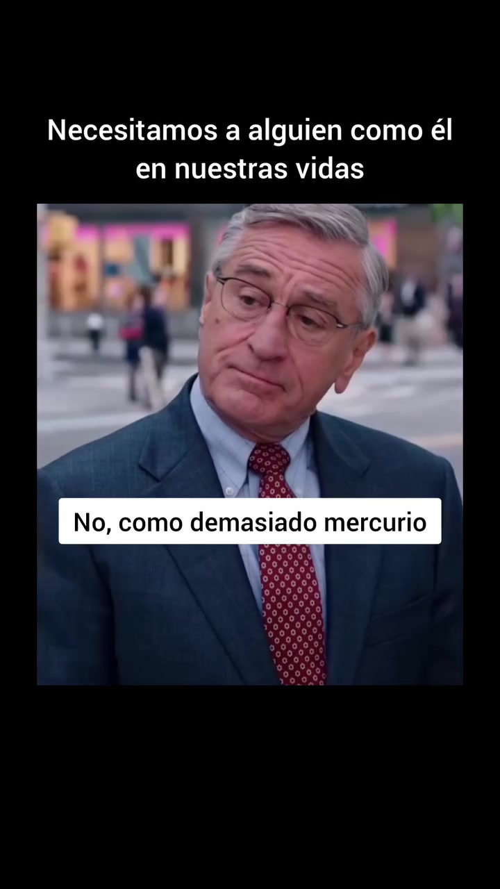 En 'El becario' (2015), la escena en la que Ben ordena el escritorio y el equipo lo imita se rodó como coreografía: planos cortos, ritmo de comedia y silencios medidos para que el humor naciera de la precisión. Ideal si buscas 'El becario' película resumen.
