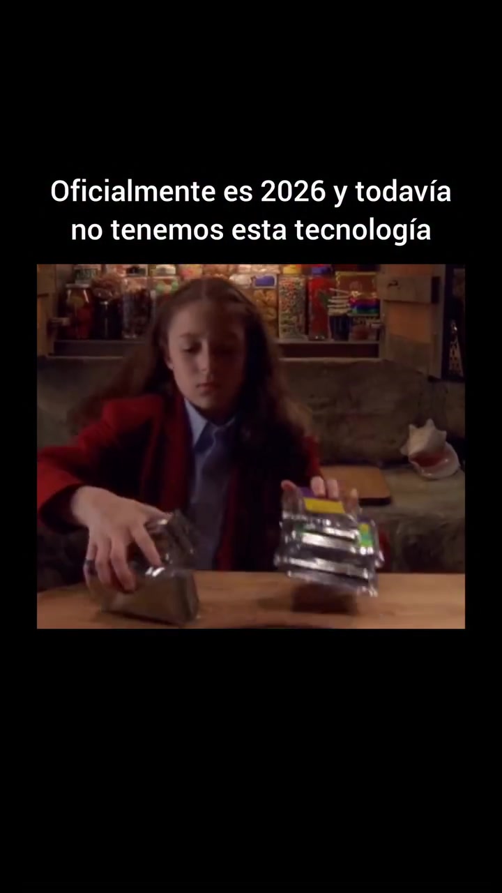 Spy Kids (2001) - El rehidratador de alimentos de "microondas" fue uno de los aparatos más memorables de la película y, de hecho, despertó un interés real por la gastronomía molecular en ese momento. Para crear el efecto visual de la hamburguesa apareciendo de la nada, el equipo de producció...