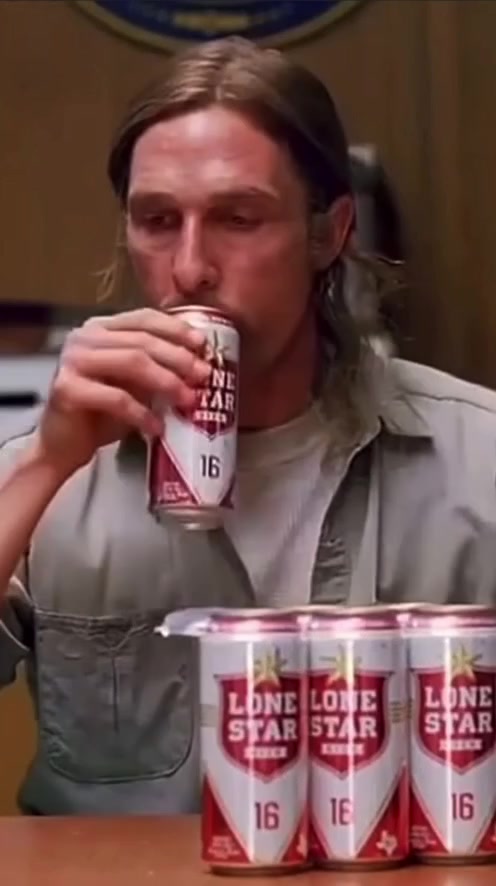 Matthew McConaughey interpretó a Rust Cohle en 'True Detective' (2014), revolucionando su carrera. El actor creó un análisis de 450 páginas para seguir la evolución de su personaje a lo largo de diecisiete años.