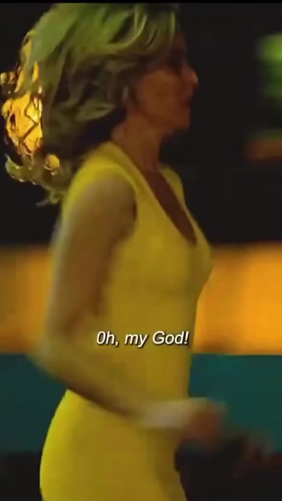 En Walk of Shame, Elizabeth Banks pasa toda la película atrapada en un caos absoluto tras una noche desastrosa. Su icónico vestido amarillo terminó siendo tan recordado como las situaciones absurdas que vive intentando volver a casa.