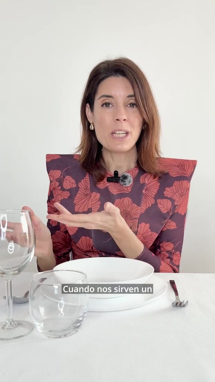 ¿Quién debe catar el vino en una cena?