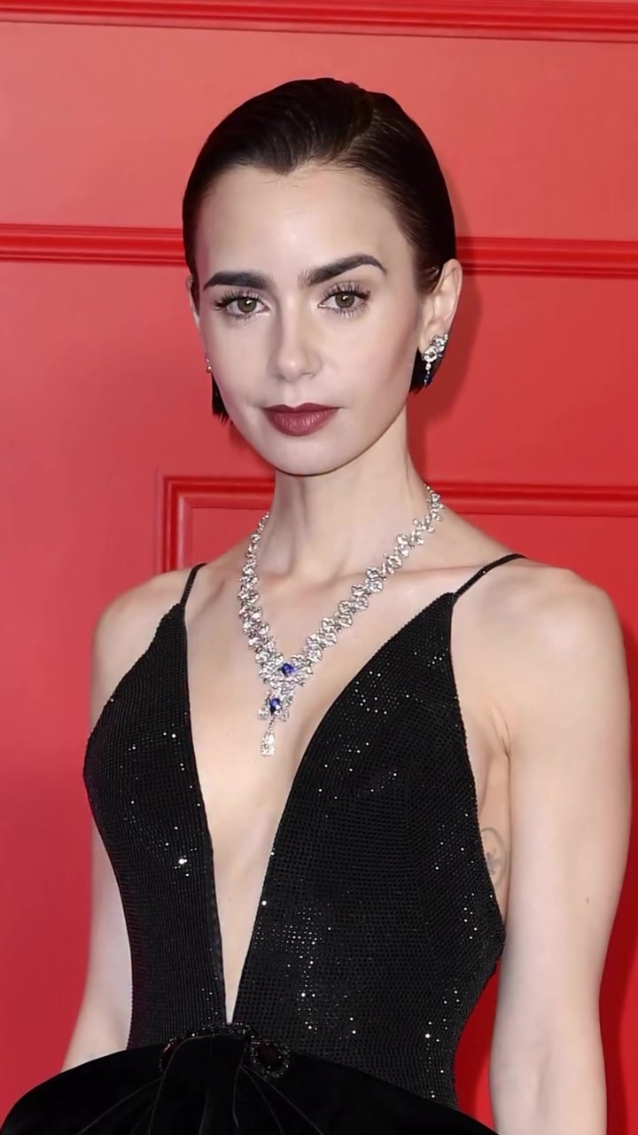 Social Lily Collins se mete en el vestido negro de 'Desayuno con diamantes'