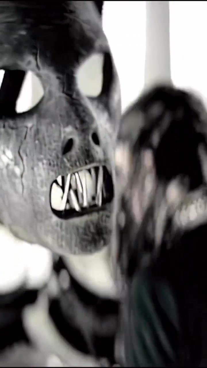 Slipknot fusiono caos, precision y brutalidad en un tema que sacude hasta los cimientos.