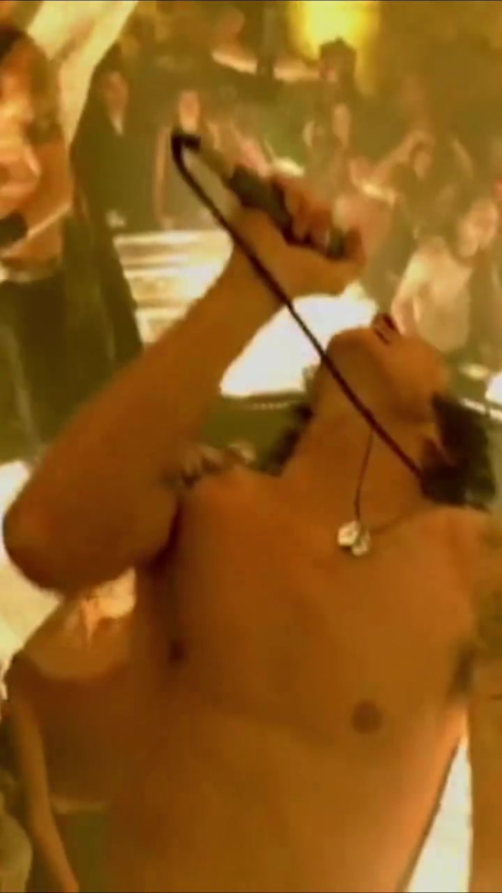 Velvet Revolver fusiono el talento de los mejores del hard rock en un tema potente y lleno de actitud.