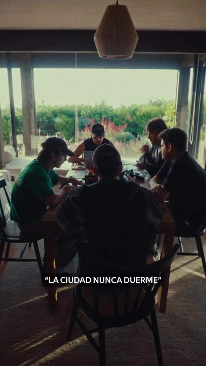 Social Un álbum para todos los moods. Disfruta de “LA CIUDAD NUNCA DUERME” en Spotify 💚