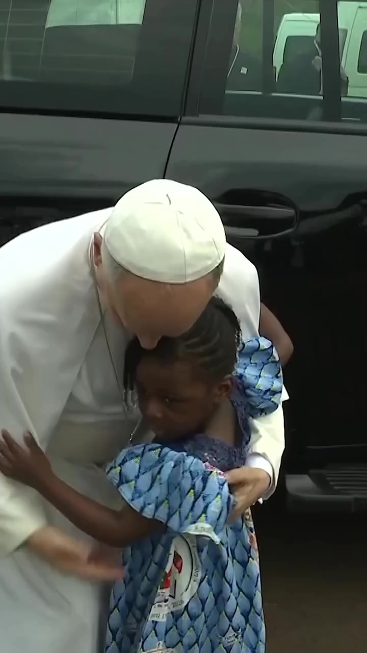 Emotivo encuentro de una niña con el Papa en África