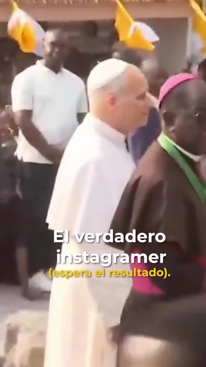 Foto del Papa León XIV en la estatua de San Agustín