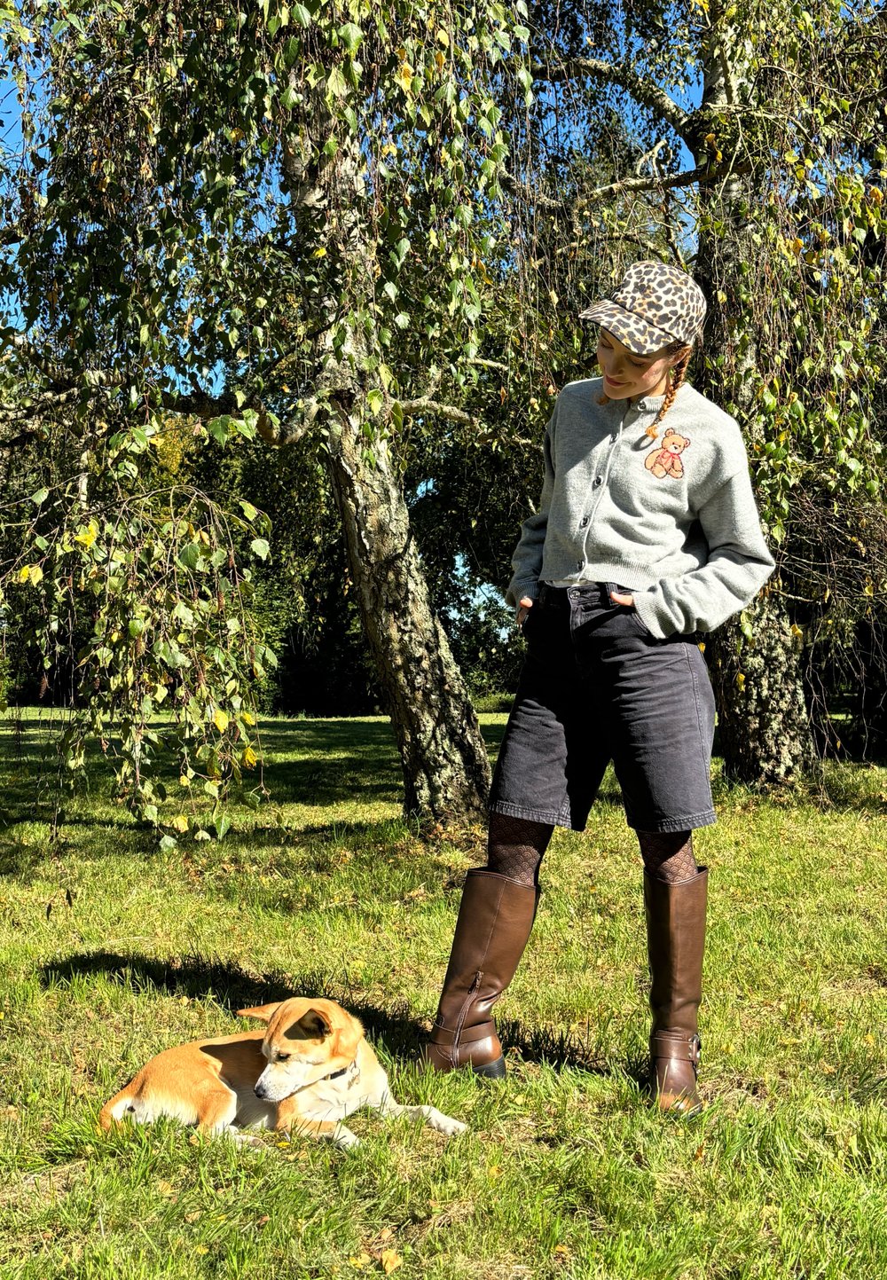 chaqueta de punto con shorts vaqueros