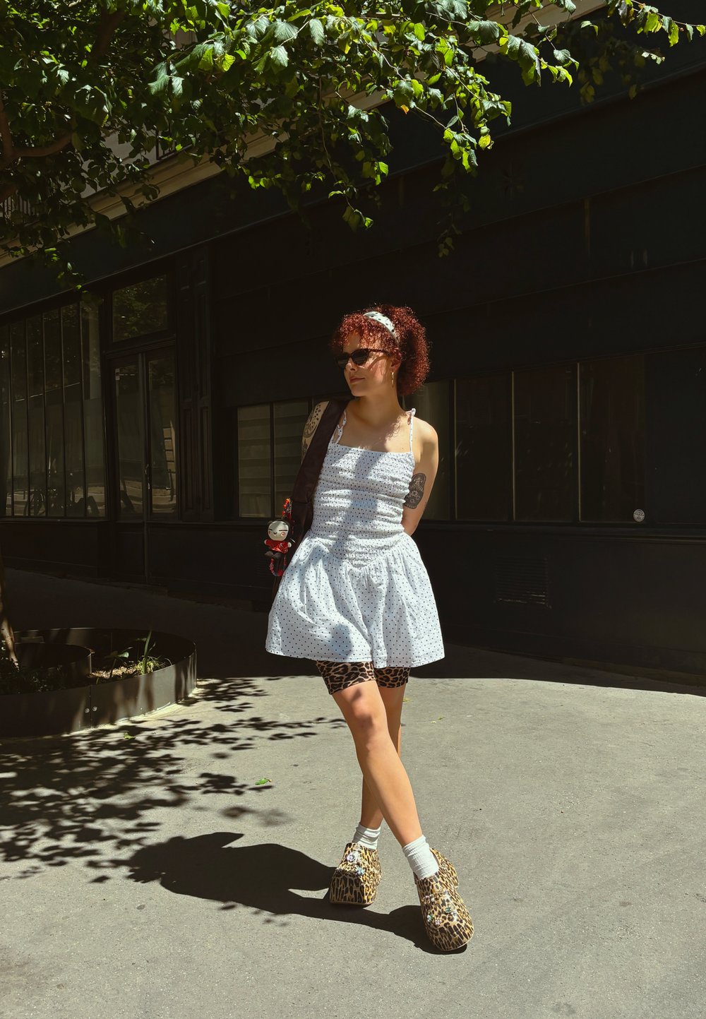 Accesorios: vestido informal y sandalias planas