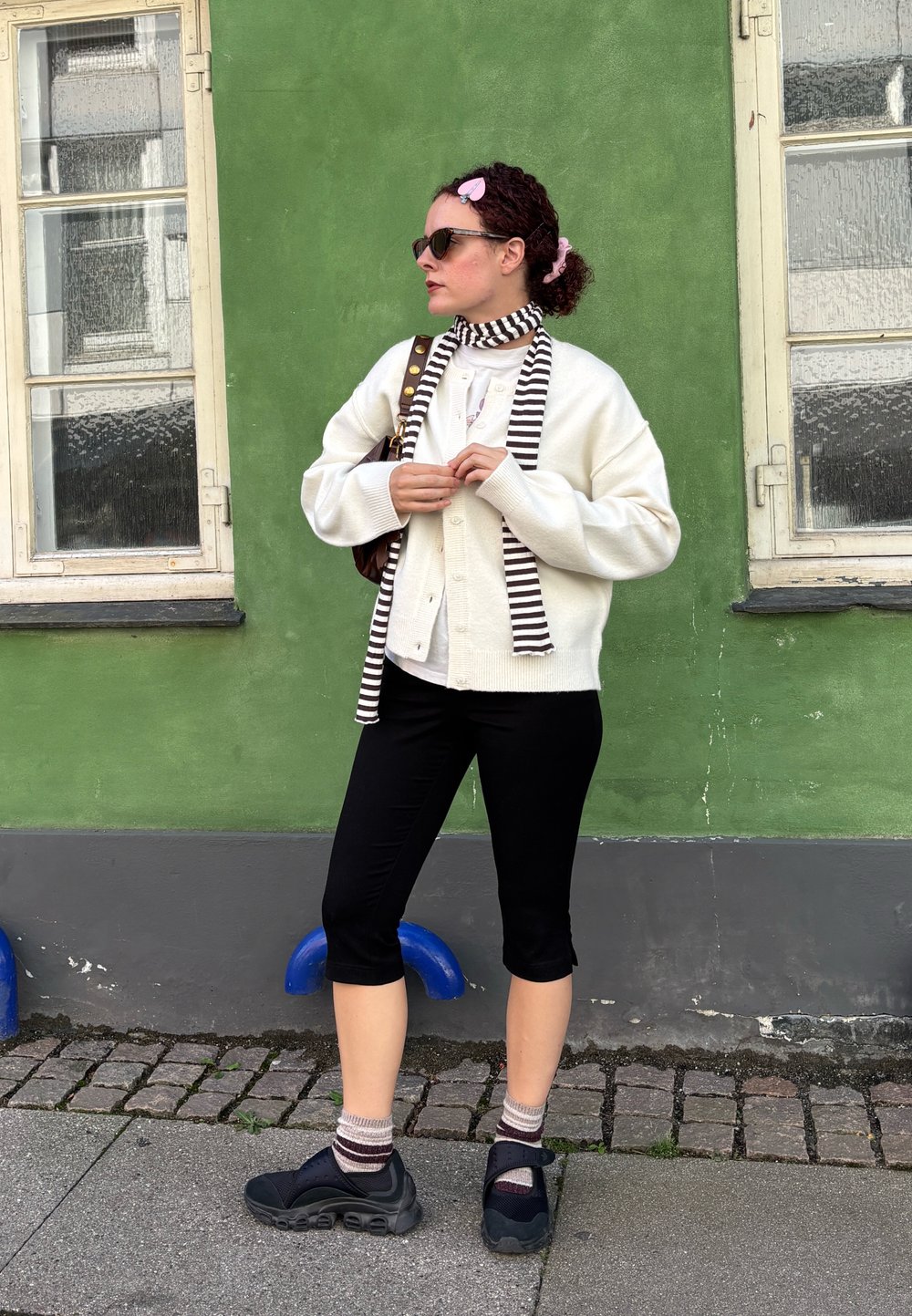 Accesorios: chaqueta de punto y shorts