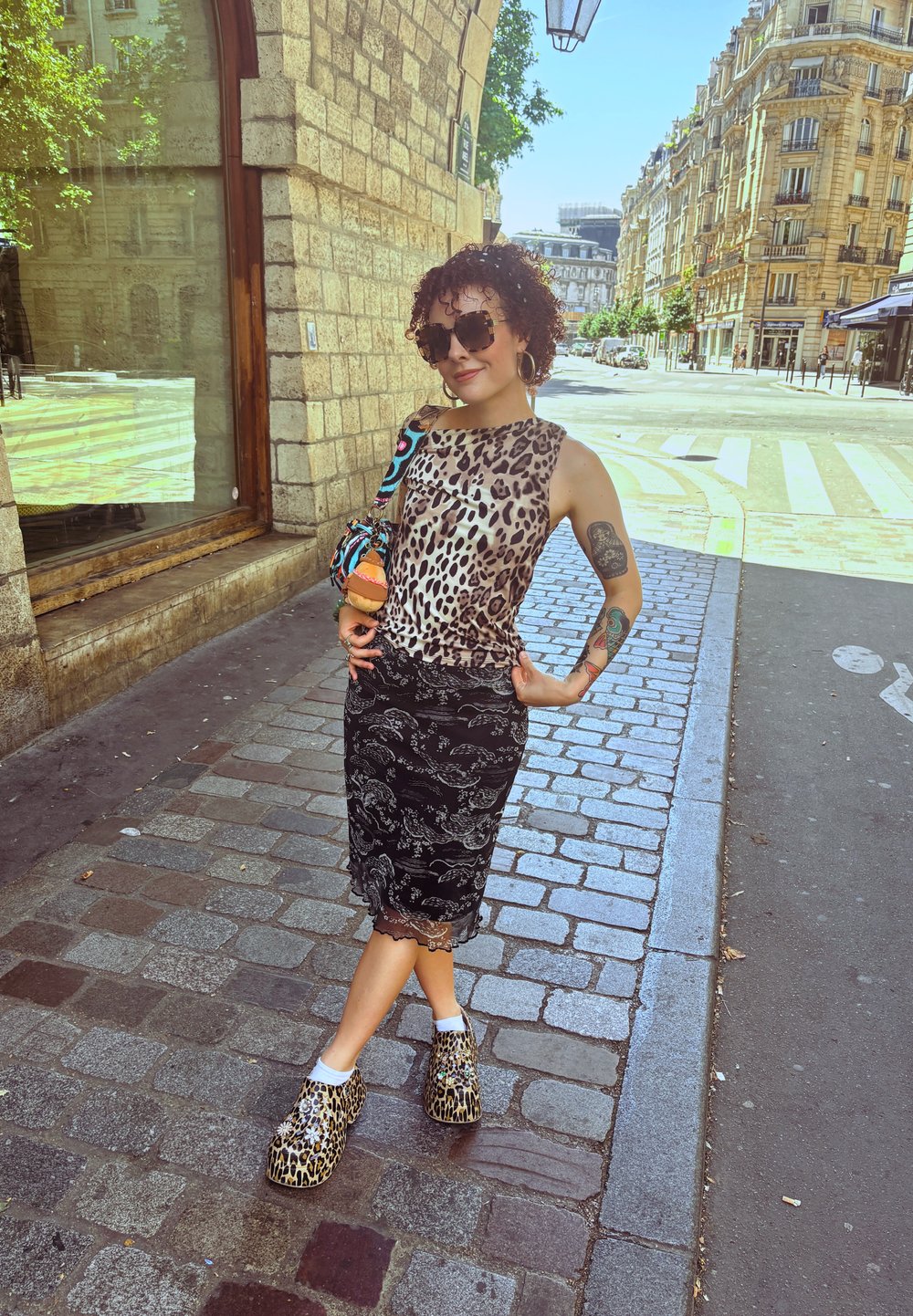 Social Accesorios: camiseta estampada y falda larga