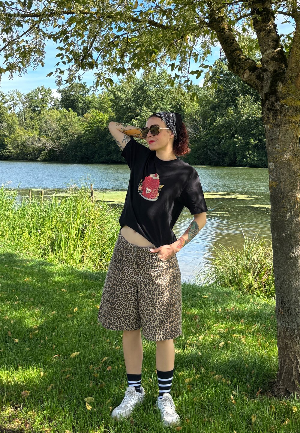 Social camiseta estampada con shorts vaqueros