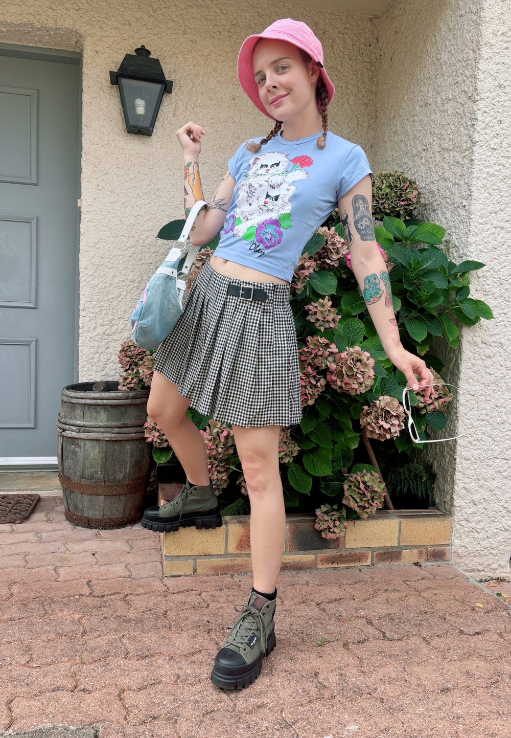 camiseta estampada con falda plisada