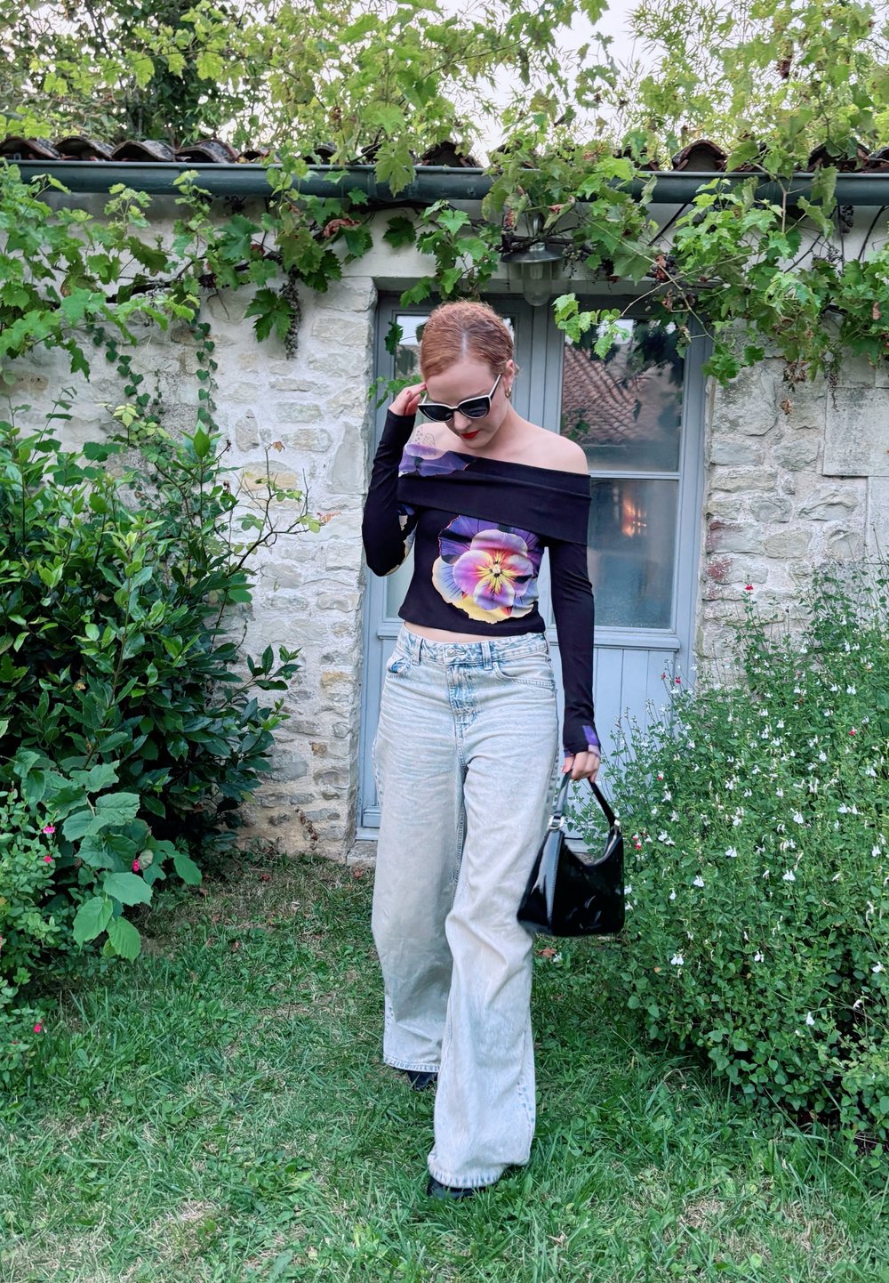 Vaqueros a campana con bolso de mano