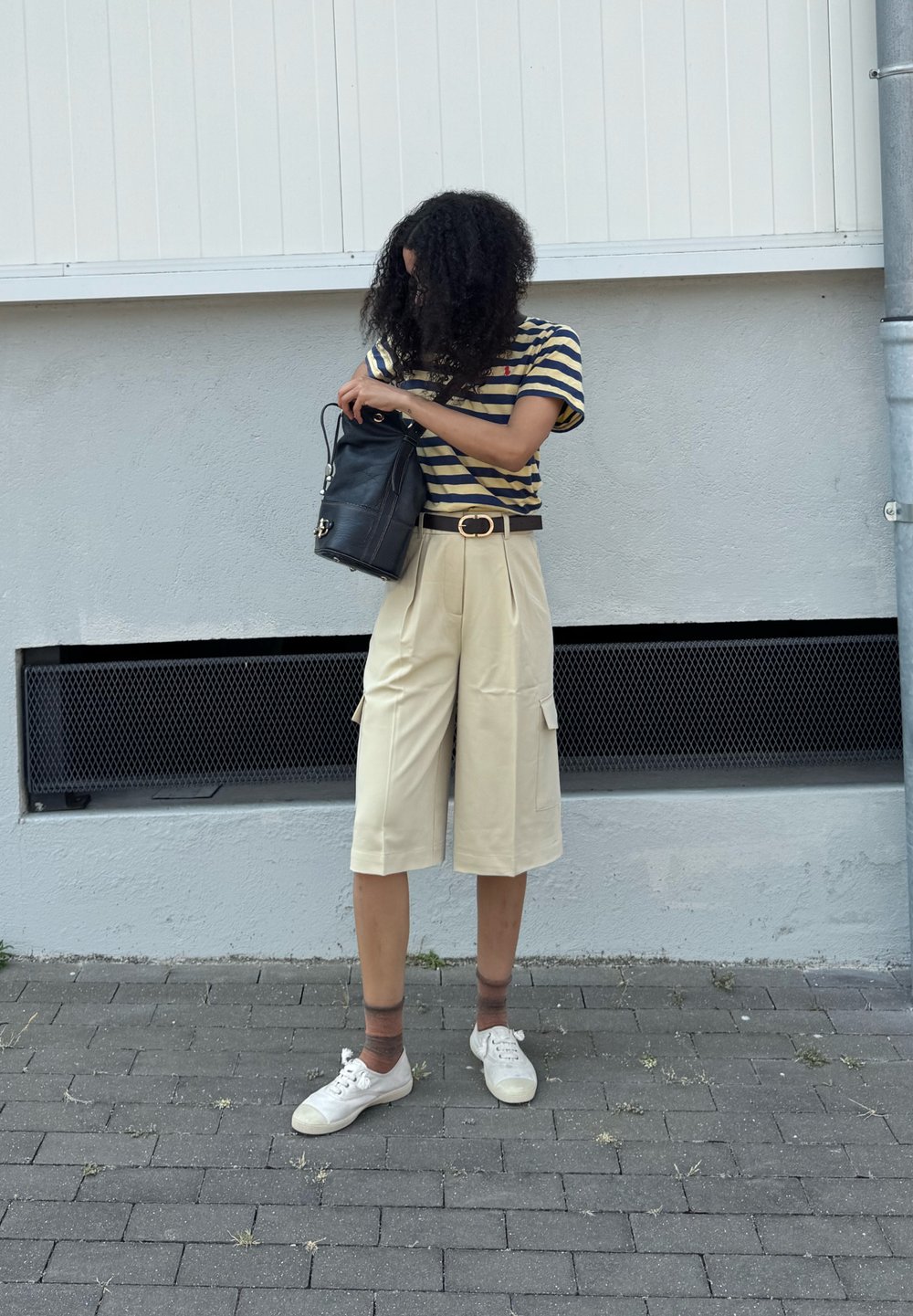 Social Accesorios: camiseta estampada y shorts